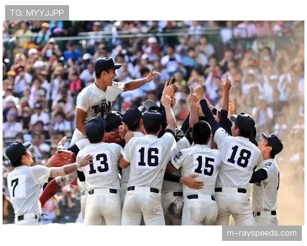 镜头捕捉：场边哈维激烈指挥，要求前锋加强对对手后腰的压迫